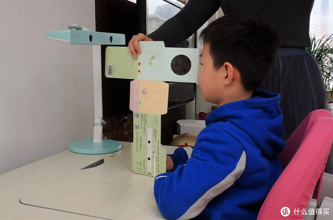 孩子坐姿不正确，体态差，试试这款能“坐姿提醒”的明基MindDuo 2 Plus智能台灯吧！
