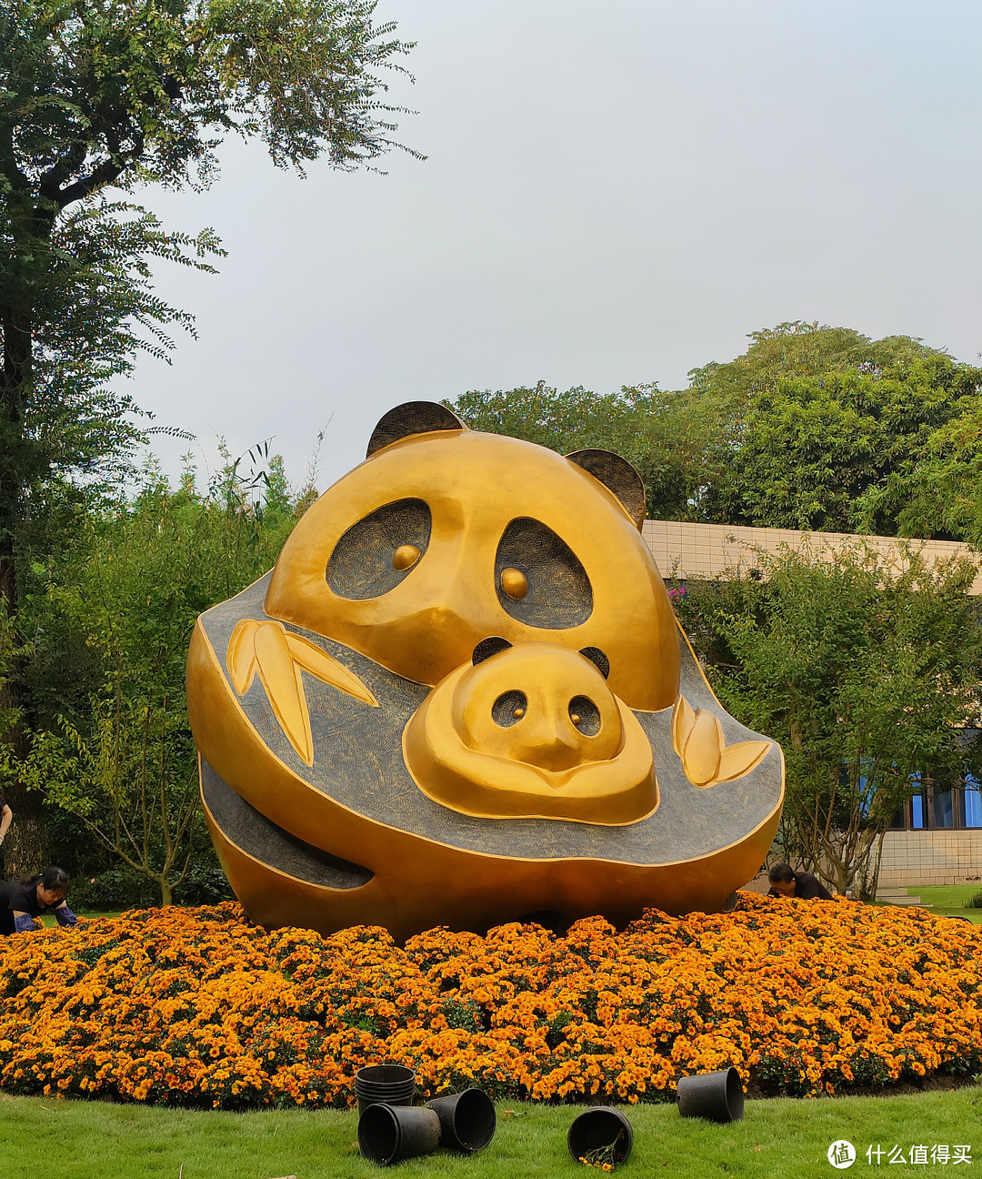 金黄的熊猫子母雕塑