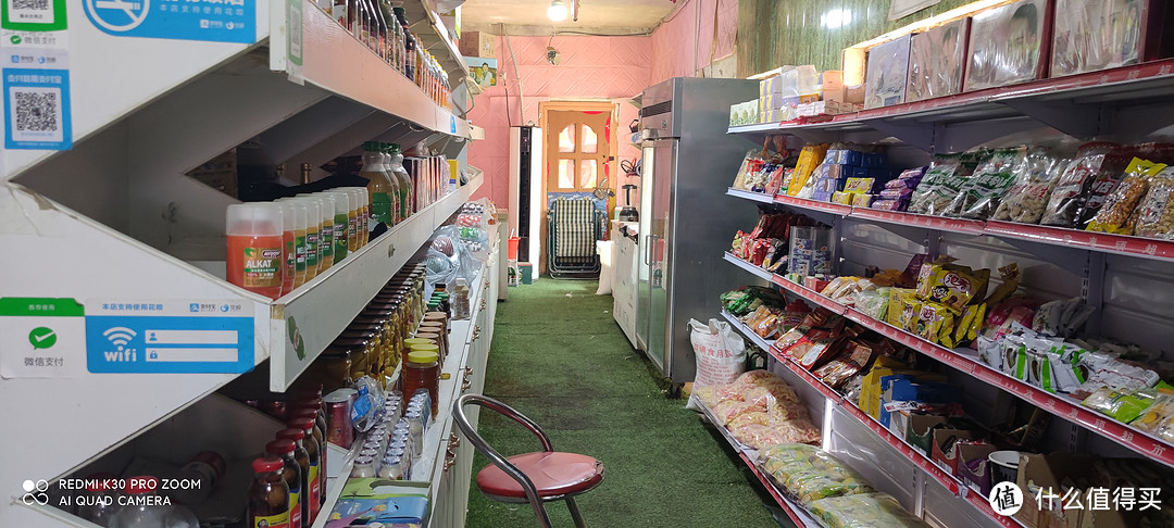 来到旁边的小商店,买点小饮料