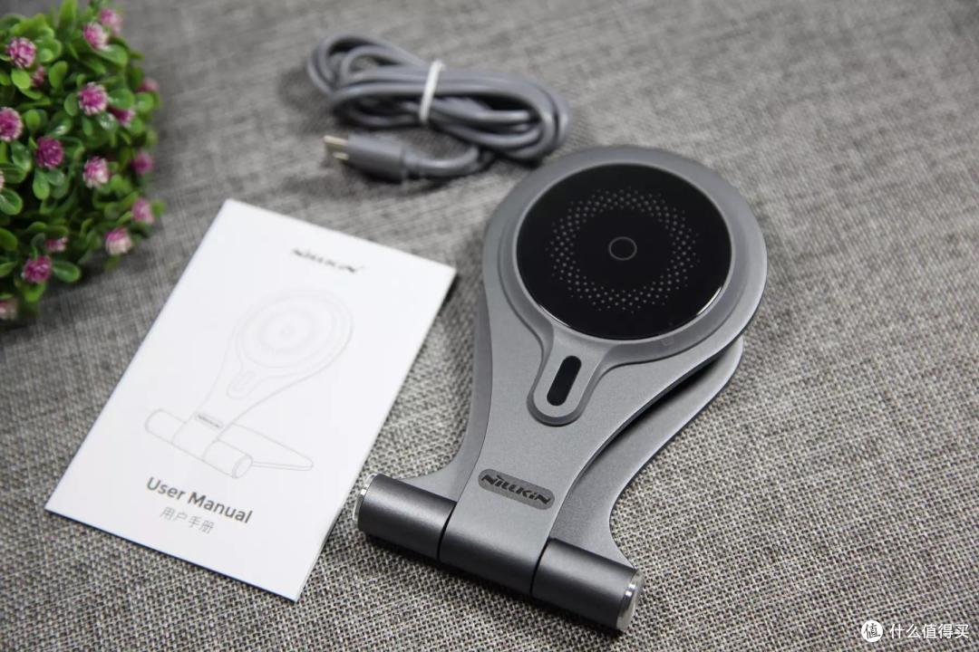 可以放在桌面上,随用随充,也可以当做一个桌面手机支架,角度任意调节