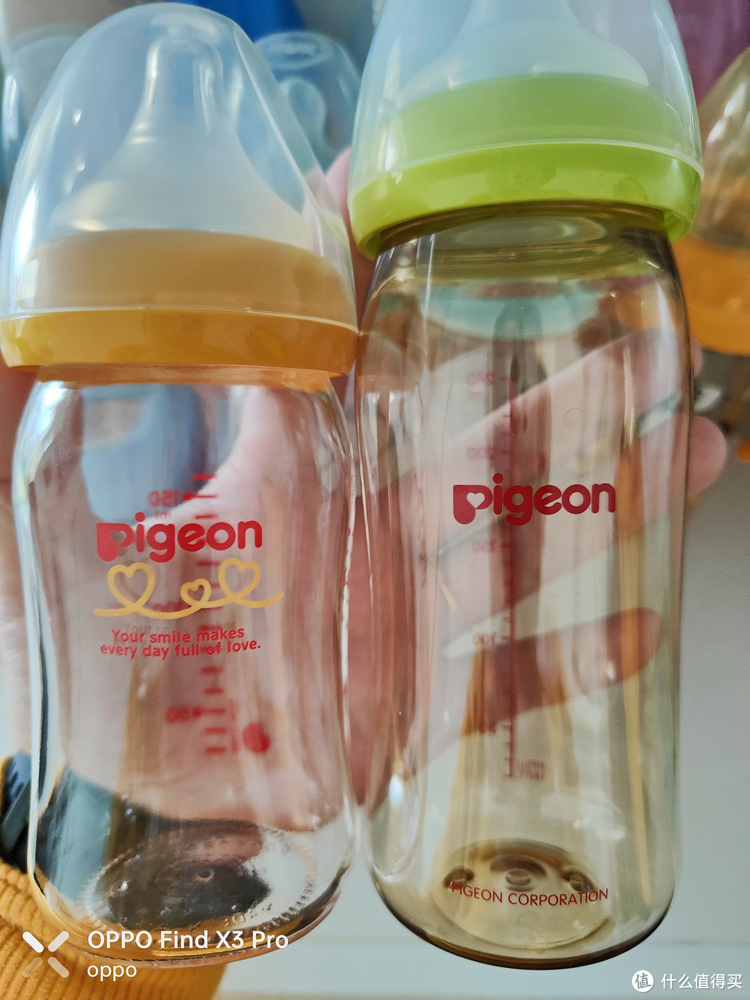 一大一小，左边日本本土版160ml玻璃奶瓶，右边国内版240ml ppsu奶瓶