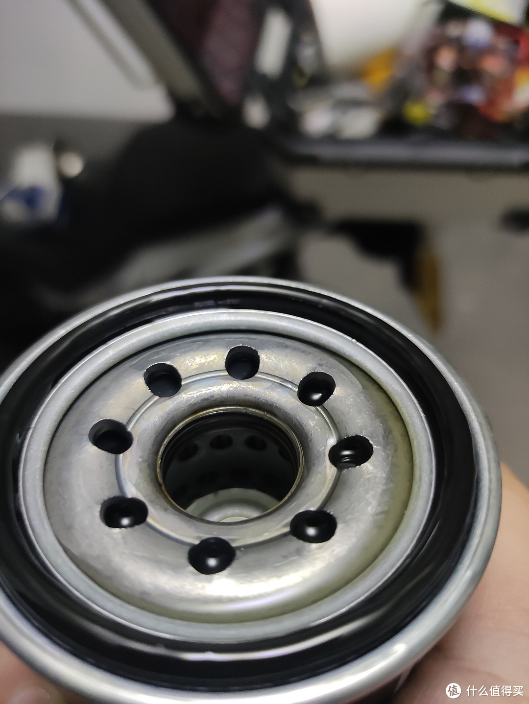 在机油滤芯的橡胶圈上抹一圈机油