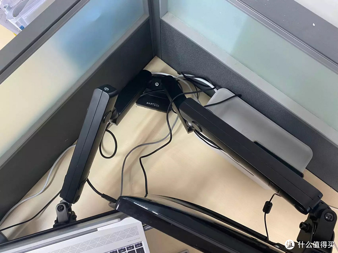 办公桌空间大作战丨笔记本+显示器支架臂