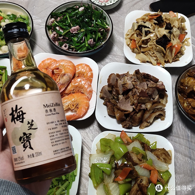 为了评测一瓶国产梅酒，竟然搭上了一桌硬菜，到底值不值得呢？且看配餐评测