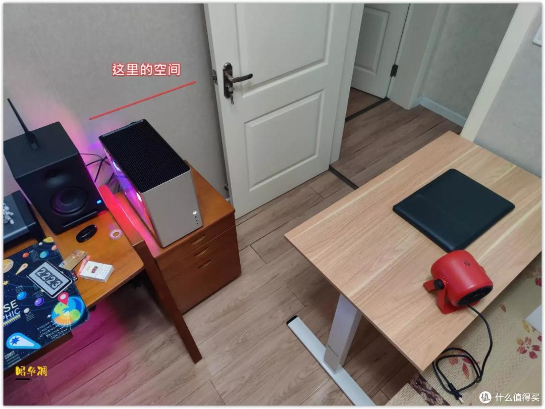 桌面改造 2.0,兼顾生产力与娱乐性的一体化空间