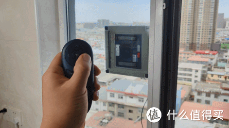 高层擦窗不求人，擦窗机器人究竟靠不靠谱？蓝宝喷水擦窗机器人客观评测