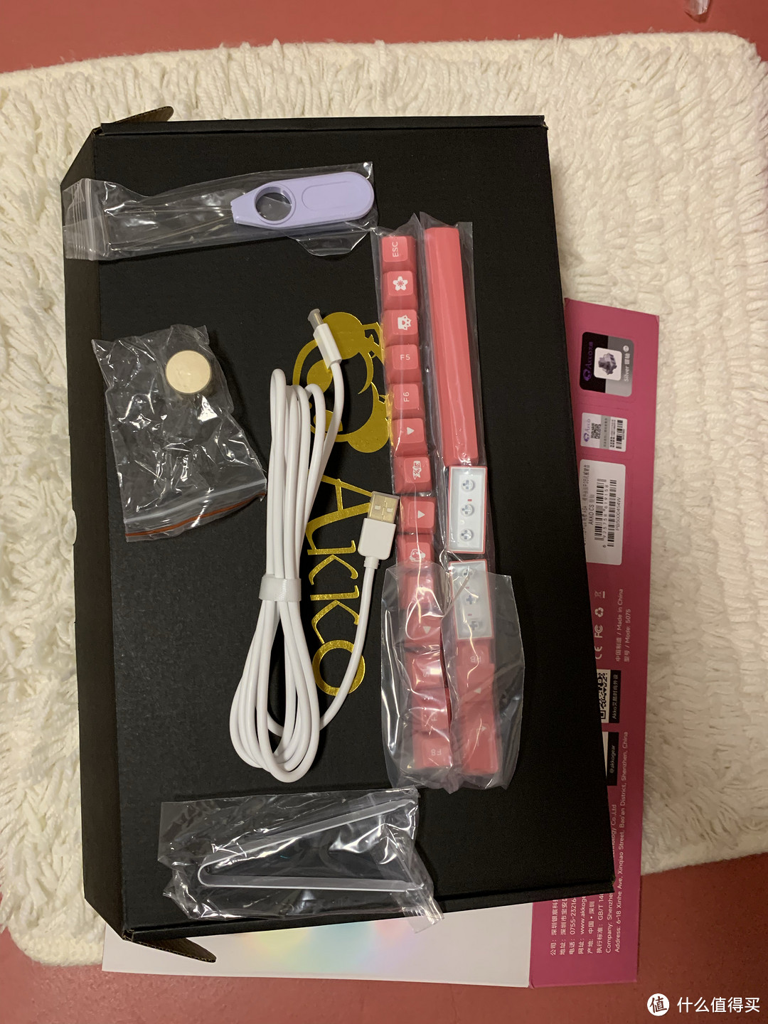 这么多年第一次发帖,就发发akko 5075b的首次开箱吧。