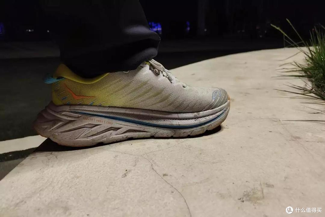 为什么碳板跑鞋更适合大体重跑步爱好者?夜跑123公里,告诉你答案