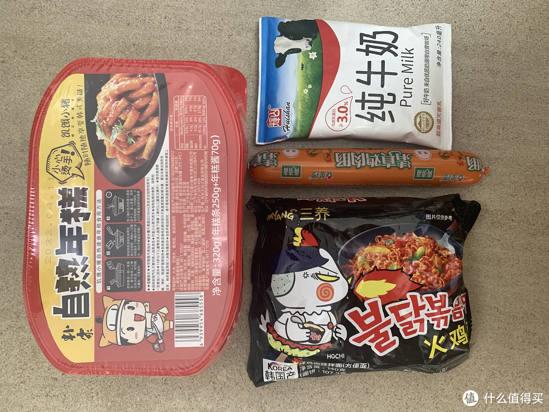 自热年糕1盒 纯牛奶一袋 鸡肉肠一根 火鸡面一袋