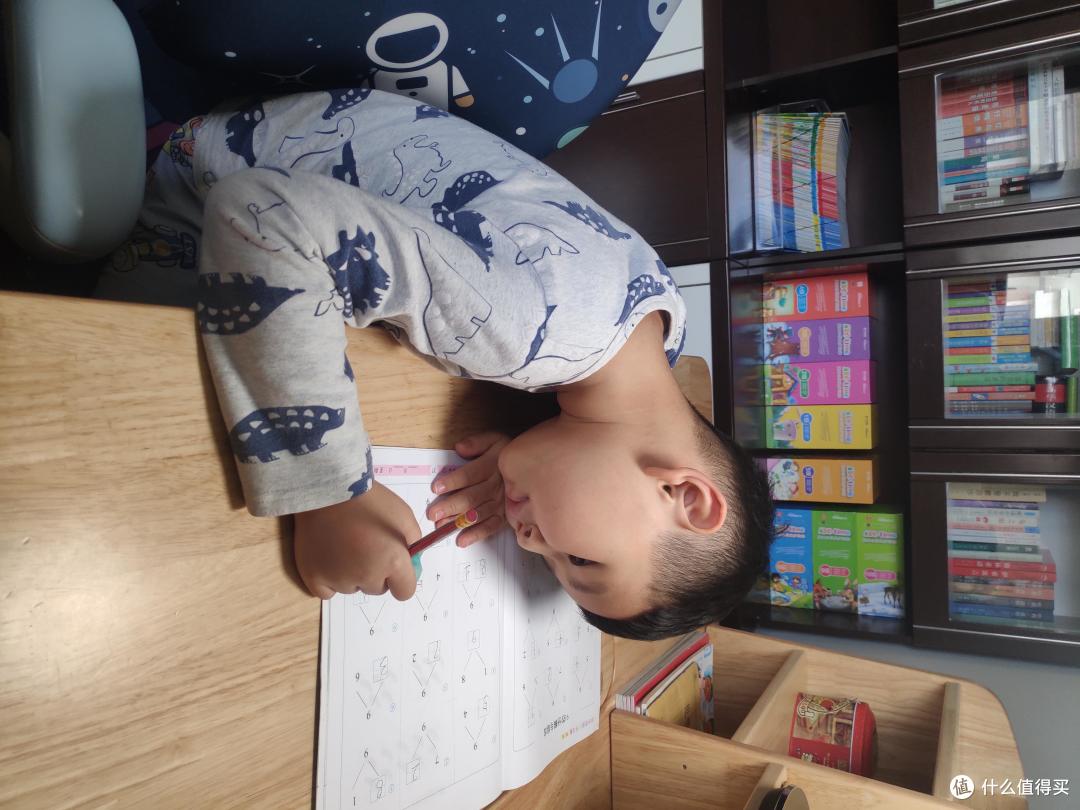 专治小孩各种低头写作业