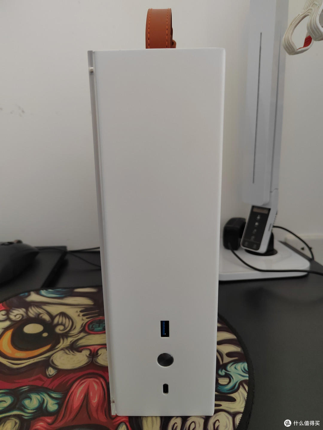 正面简洁设计,只有开关,usb接口以及一个c口。