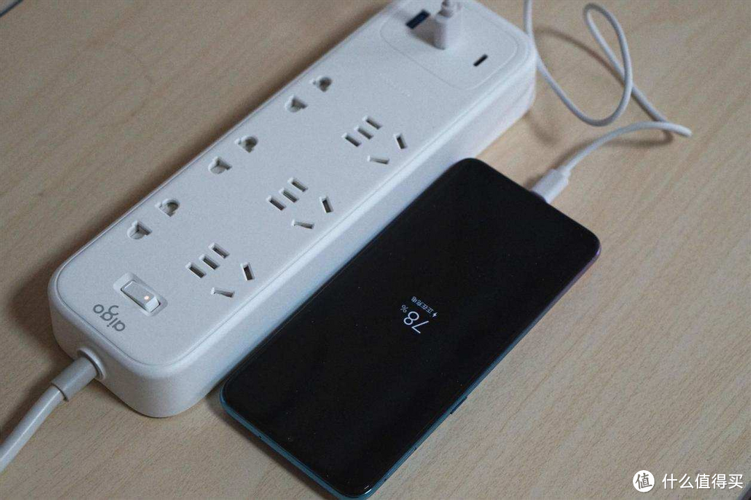 aigo插线板 65W快充版:6孔位带USB,能插、还安全