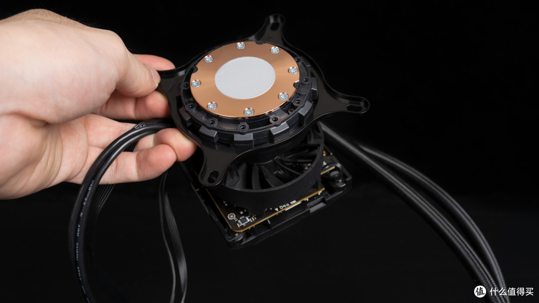 微星MEG CORELIQUID S360水冷搭配R7 5800X3D快测，屏幕可玩性高性能旗舰