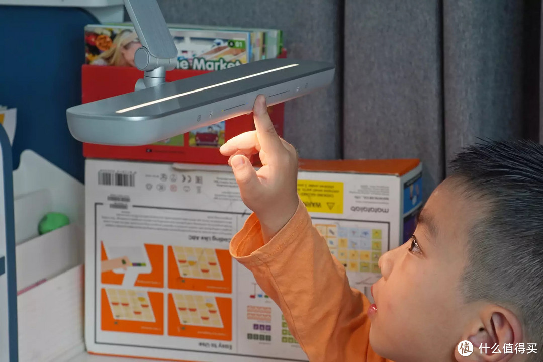 这是一款更懂孩子的护眼灯，飞利浦A5智能护眼台灯评测