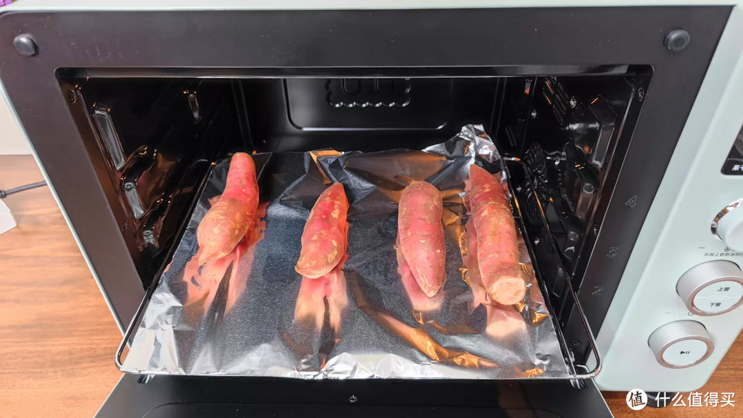 入门家用烤箱的标杆是什么？好用、不贵、控温精准，海氏第三代C40烤箱就是你的烤箱理想型！