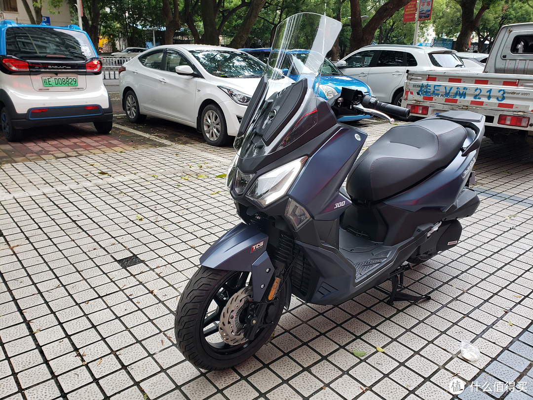 当前最值得买的平底大踏板摩托车：三阳joymaxF300九妹夫