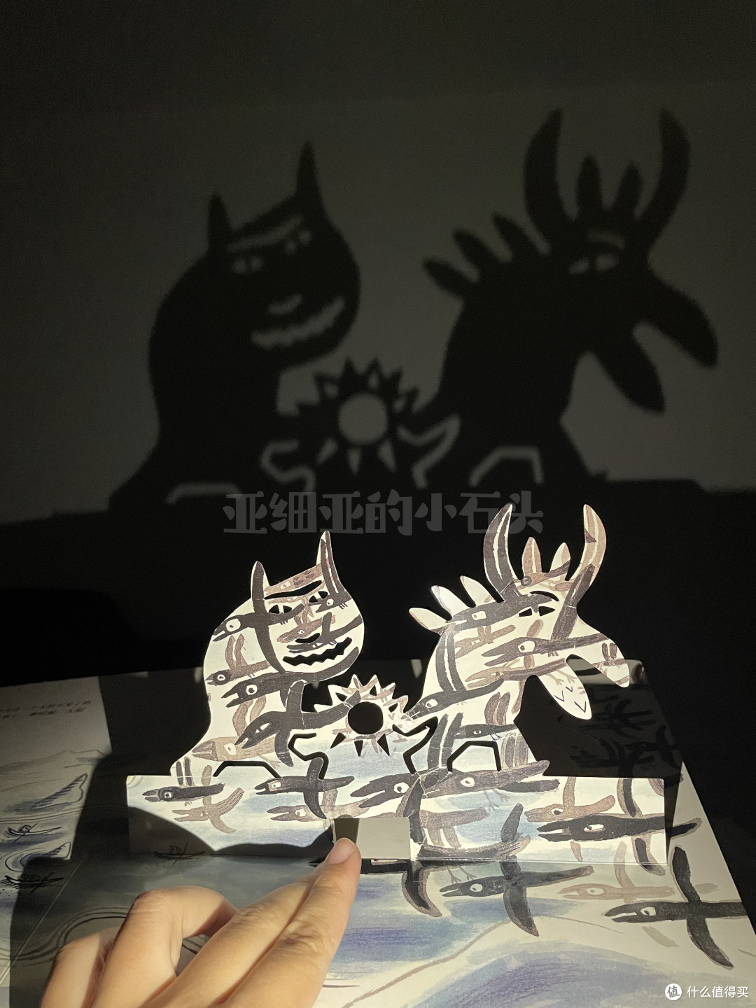 比起绘本自带的投影用白卡纸，我还是更喜欢投影到墙上，小朋友们超爱！经常对着墙打怪兽······