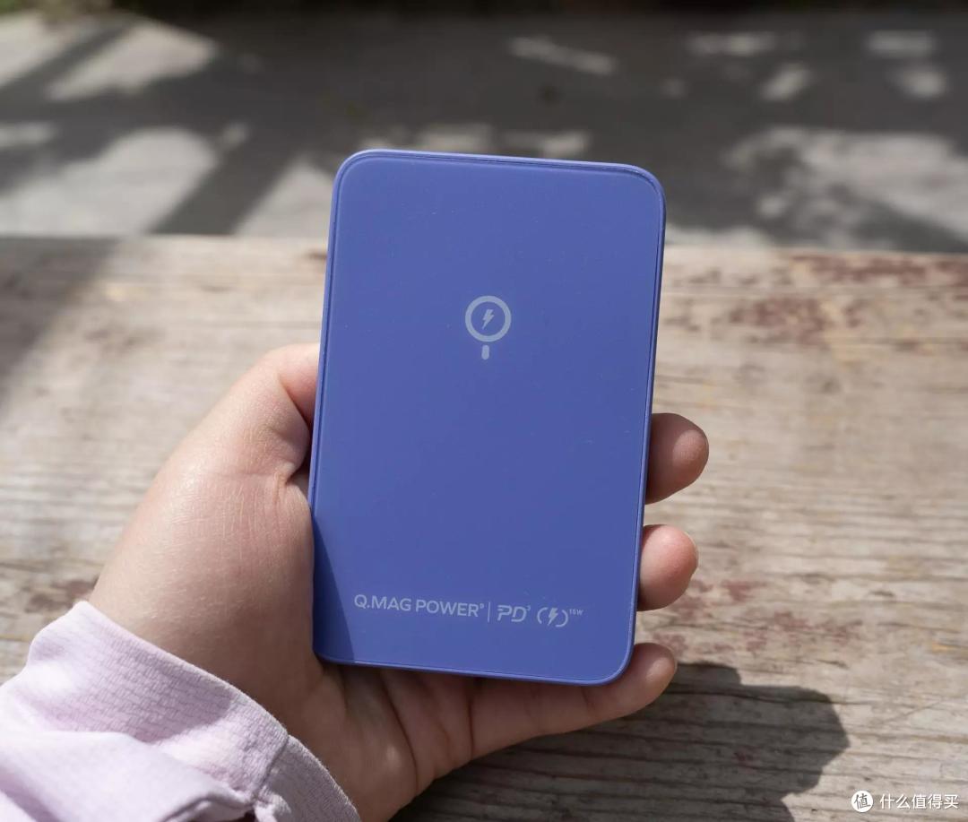 适合女生使用的IPhone12/13专属磁吸式无线充电宝：摩米士IP109