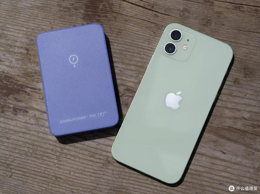 适合女生使用的IPhone12/13专属磁吸式无线充电宝：摩米士IP109