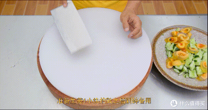 厨师长教你:“青瓜拌皮蛋”的家常做法,酸辣爽脆,简单美味