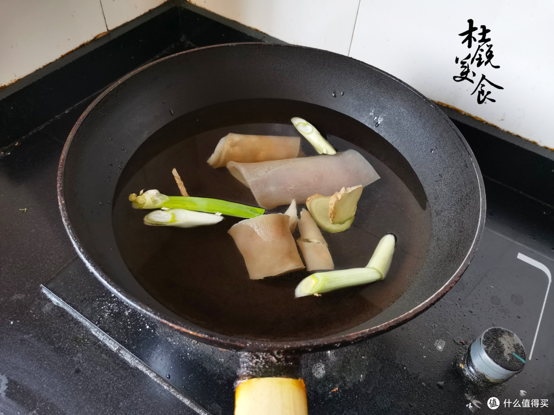 做猪皮冻可别下锅就煮，做对4步，皮冻鲜香不腥，做灌汤包太好用