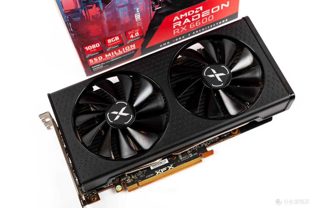 rx6600黑狼显卡本体,标准双槽设计,虽然只有241mm长度,但配置了两个10