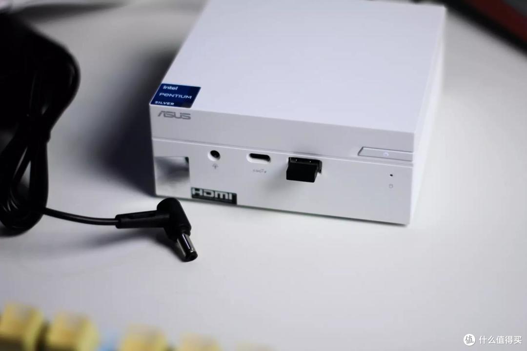 仅仅0.6L,还能“一线通”的Mini PC!华硕PN41吹雪白