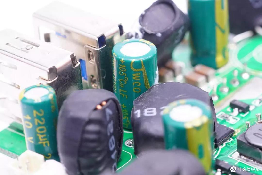 拆解报告:CARKU卡儿酷多功能汽车应急启动电源EPower-168