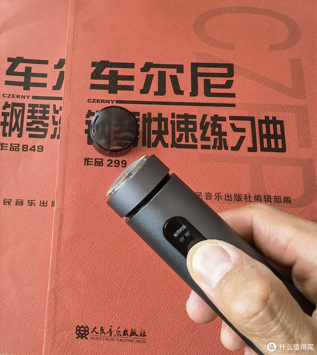 涡轮带彩屏，这个剃须刀有点潮