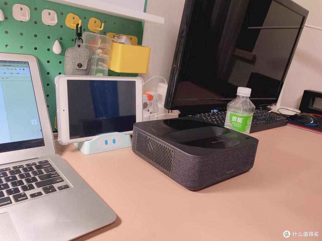 入手峰米R1 Nano超短焦激光投影仪，欢乐拎着跑！