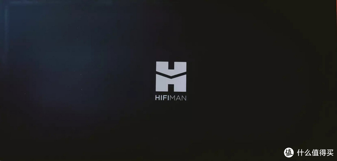 外形和音质都极具辨识度，富丽典雅的HiFiMAN HE-R9
