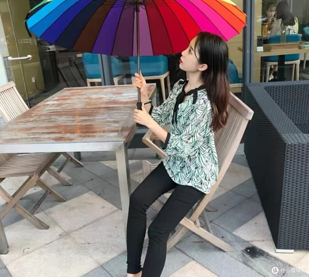 这把雨伞让我不惧风雨,在雨天也能让我从容不迫。