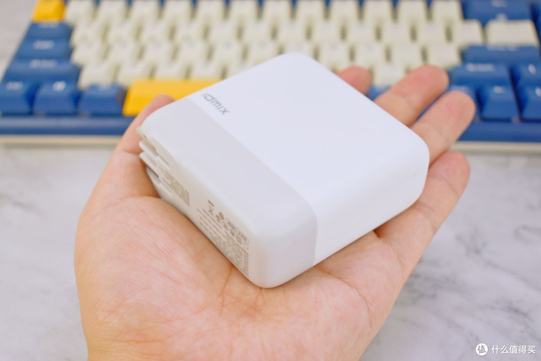 IDMIX 140W氮化镓充电器：仅需一个充电头，便能hold住几乎所有数码产品，差旅神器非它莫属