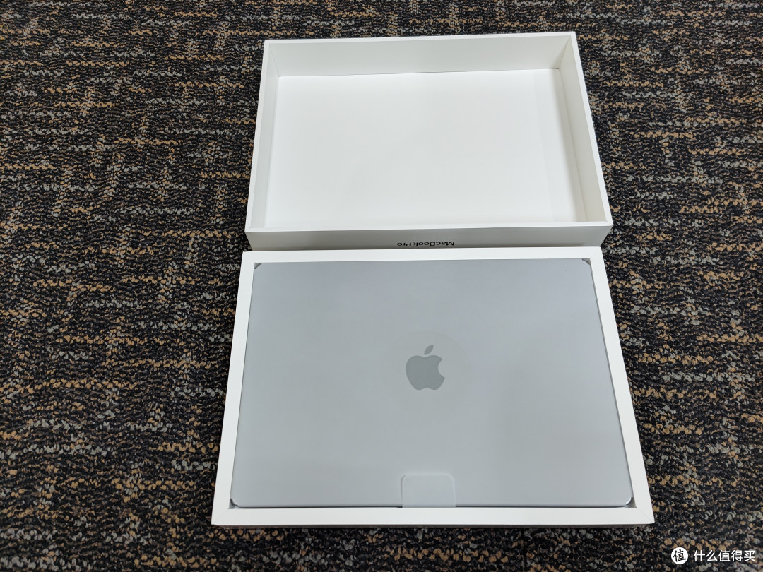 装在一个比笔记本大不了多少的白色纸盒内……applemacbookpro【教育