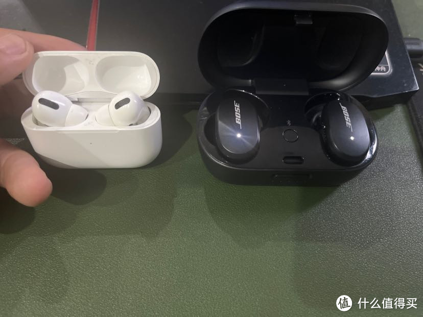 左边 Apple AirPods pro /右边Bose qt earbuds