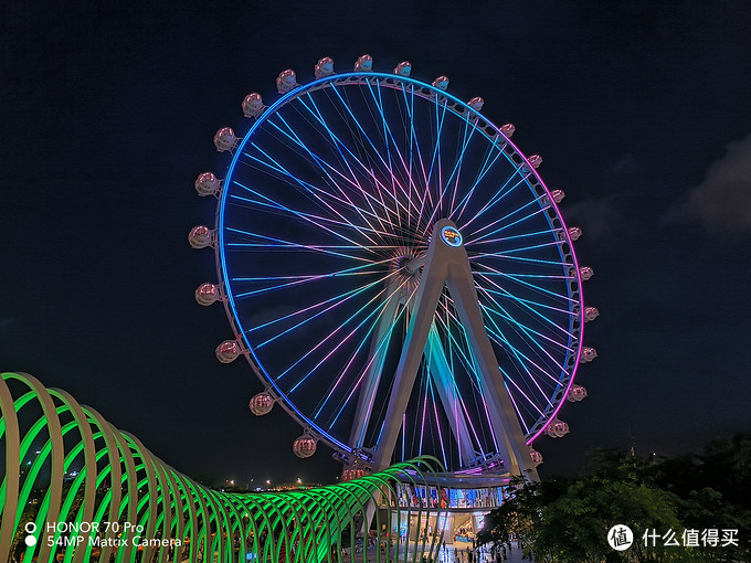 ↑室外夜景一倍变焦以及超广角成像。 