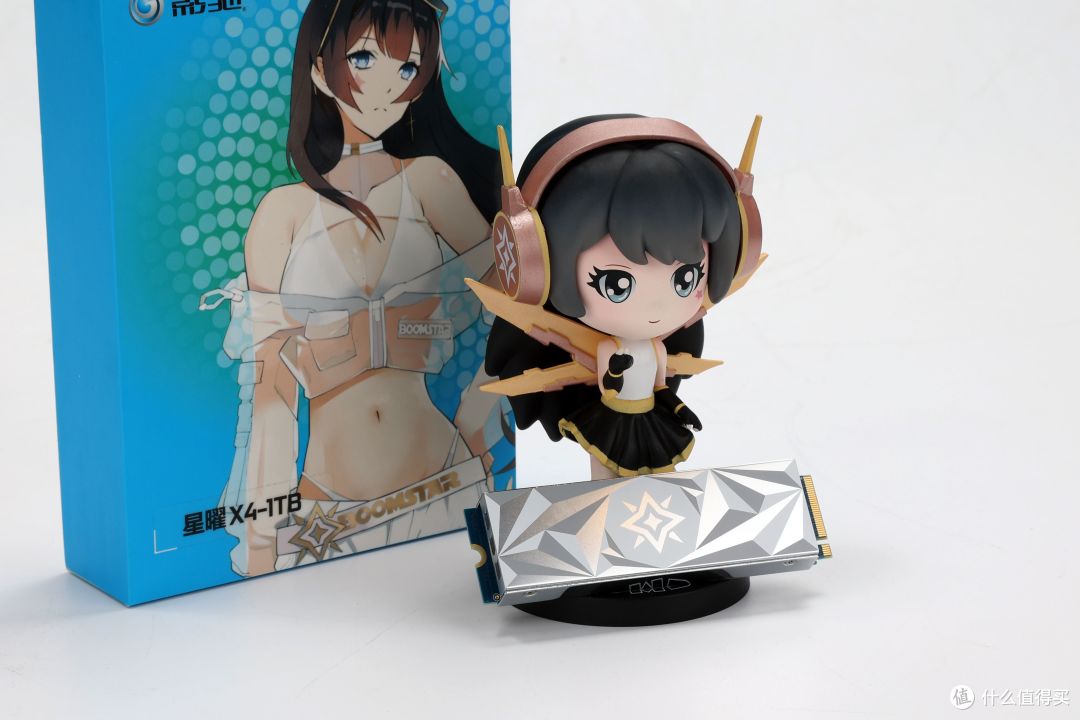 影驰星曜x4 固态固态硬盘的外包装十分年轻化,星曜娘的动漫形象在蓝色