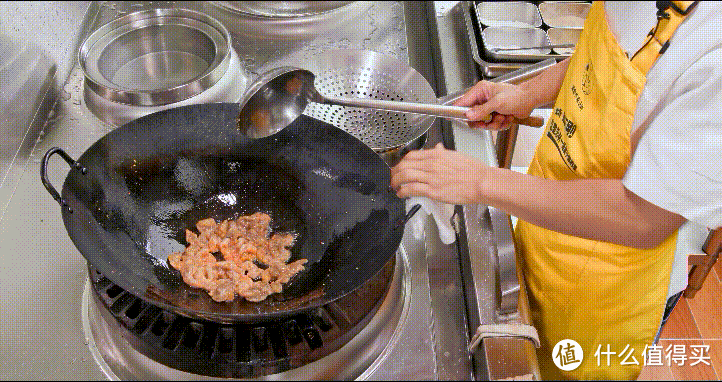 厨师长教你：“蒜香虾仁”的家常做法，蒜香味浓，虾肉Q弹    
