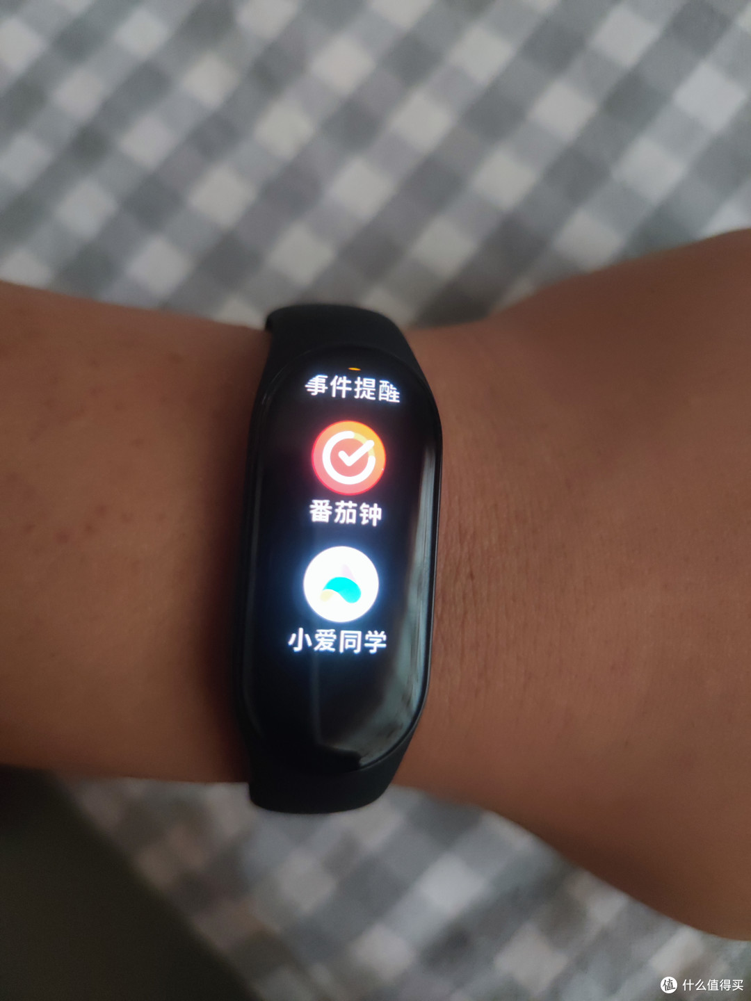 小爱同学是可以手环上对话，但是又没有扬声器，就感觉到很神奇。