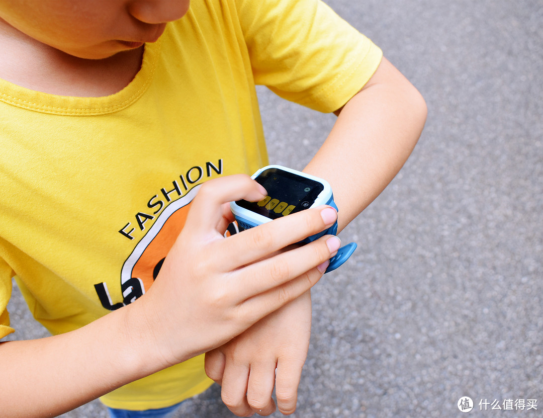 让小小手表来守护孩子大安全，能聊微信的 360儿童电话手表10X实测