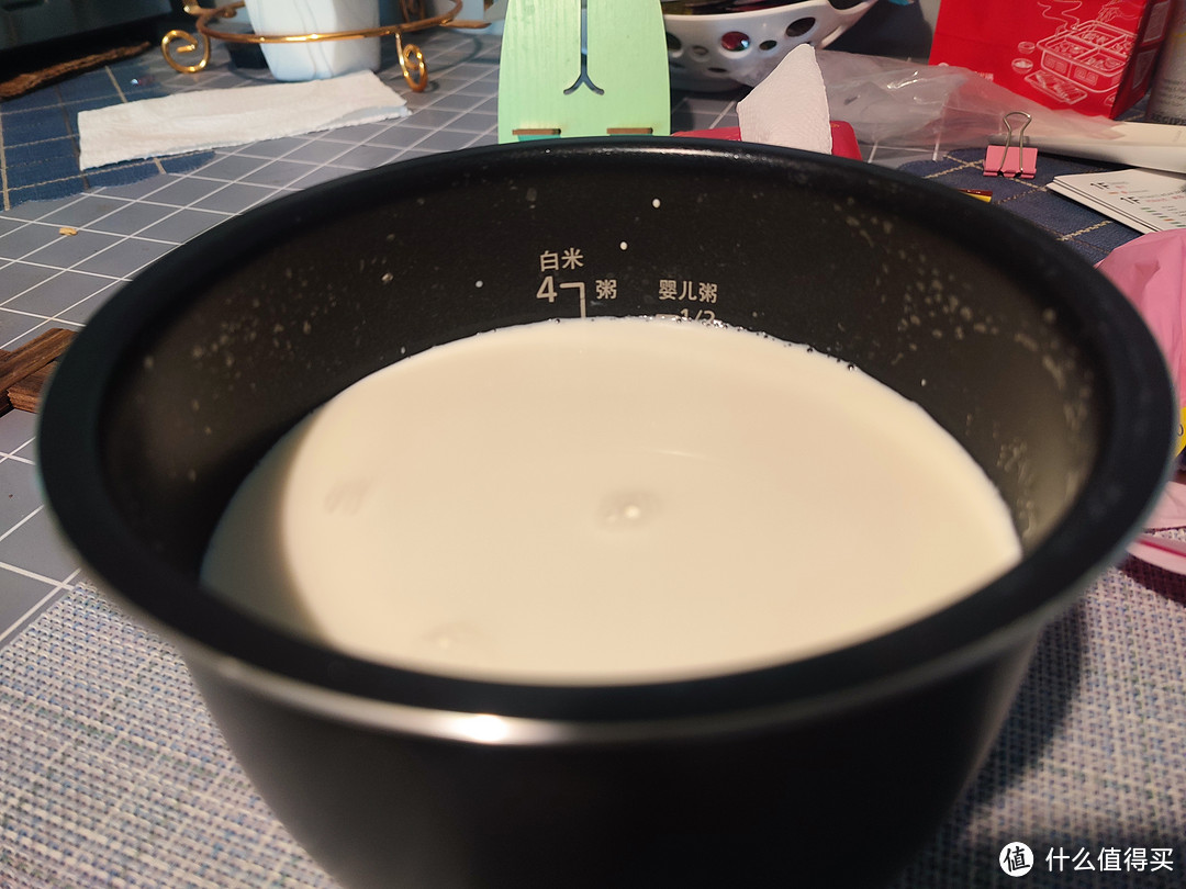 用开水烫过内胆之后，就把1L奶倒进去，加入酸奶发酵粉搅拌五分钟