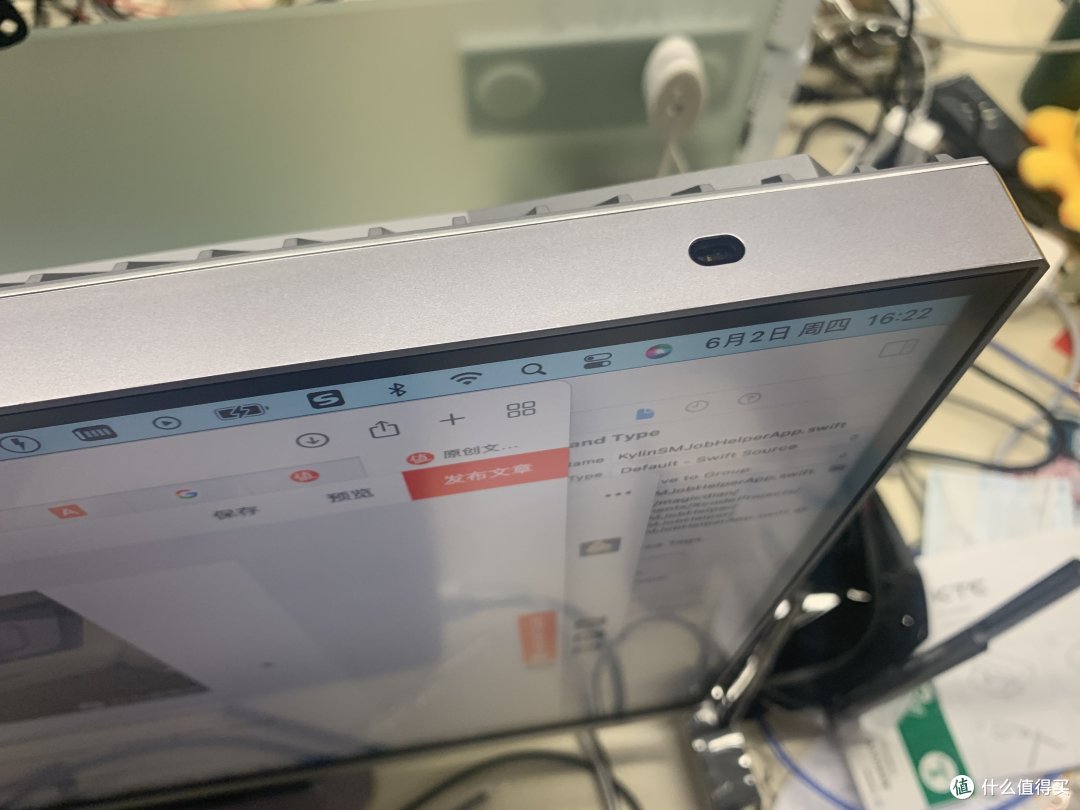 (在显示器右上角,那个小黑点就是光线传感器)