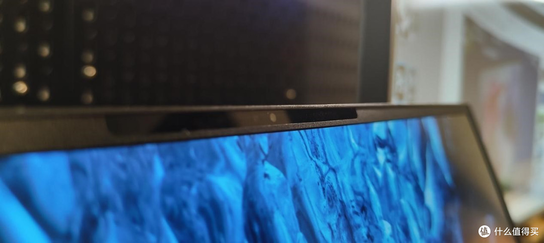 屏幕上方是集成WINDOWS HELLO人脸识别解锁的720p摄像头，开机时传感器会提示解锁。