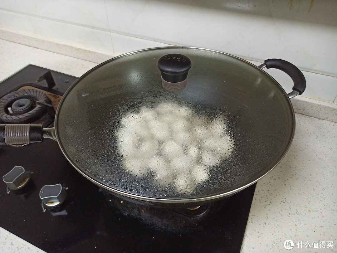 做好吃的好工具和好食材都重要：用苏泊尔的大圆铁锅做好吃的煎饺。