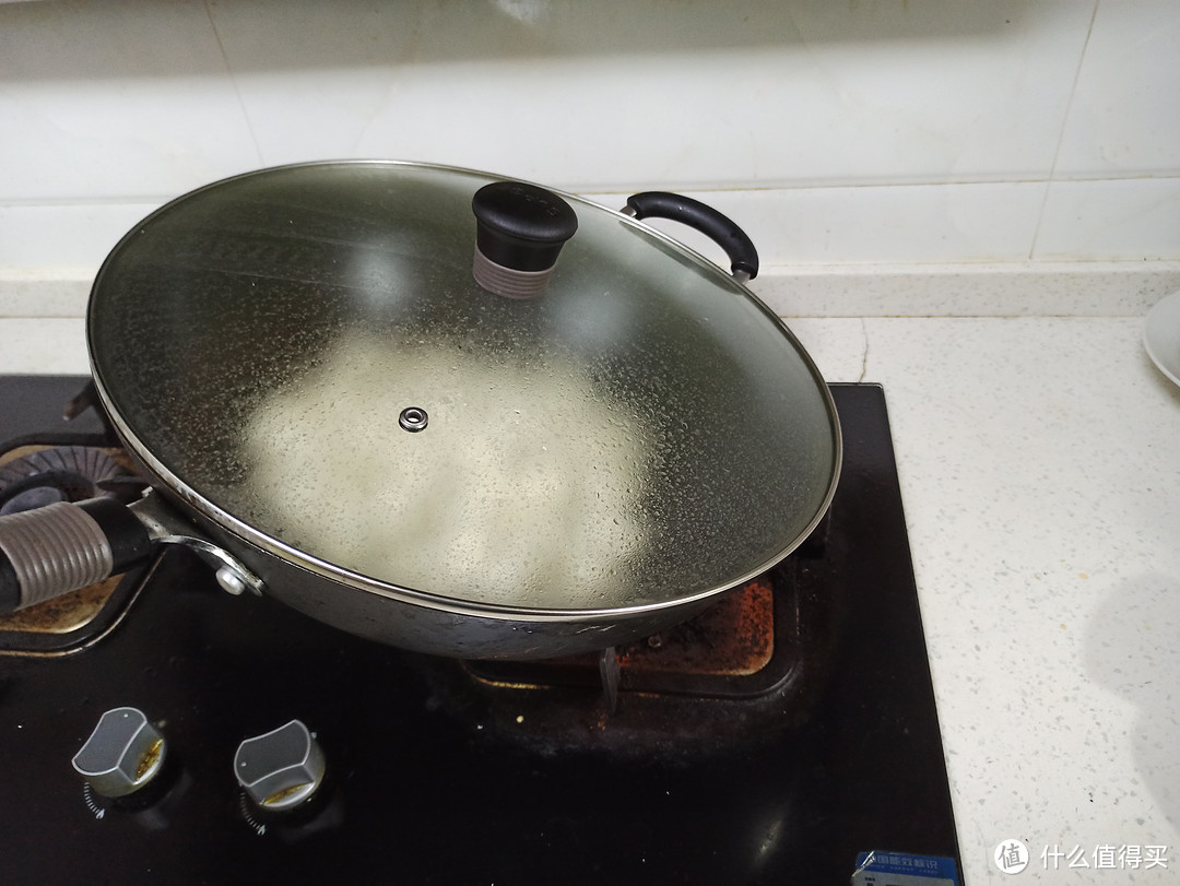 做好吃的好工具和好食材都重要：用苏泊尔的大圆铁锅做好吃的煎饺。