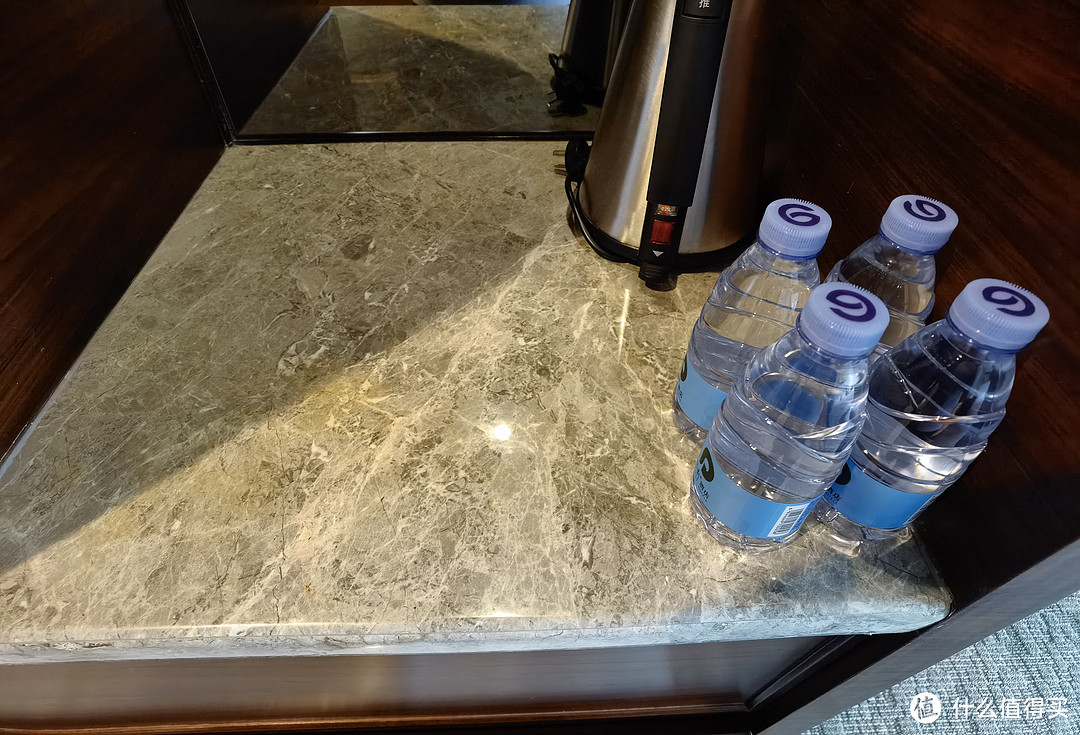 吧台上的饮用水和电热水壶