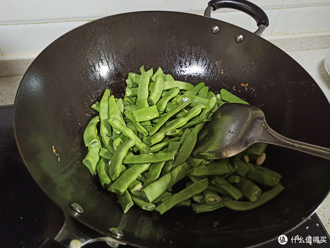 美食不负好心情：用大大的新铁锅制作好吃的干煸长豆角，要耐心炒断青哦