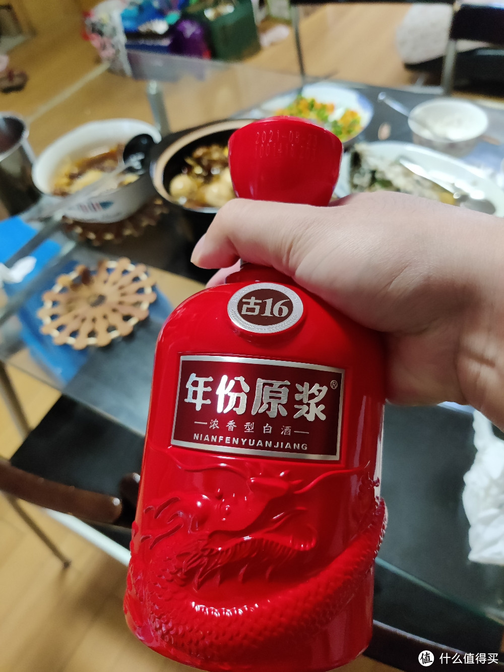 酒瓶子是挺喜庆的