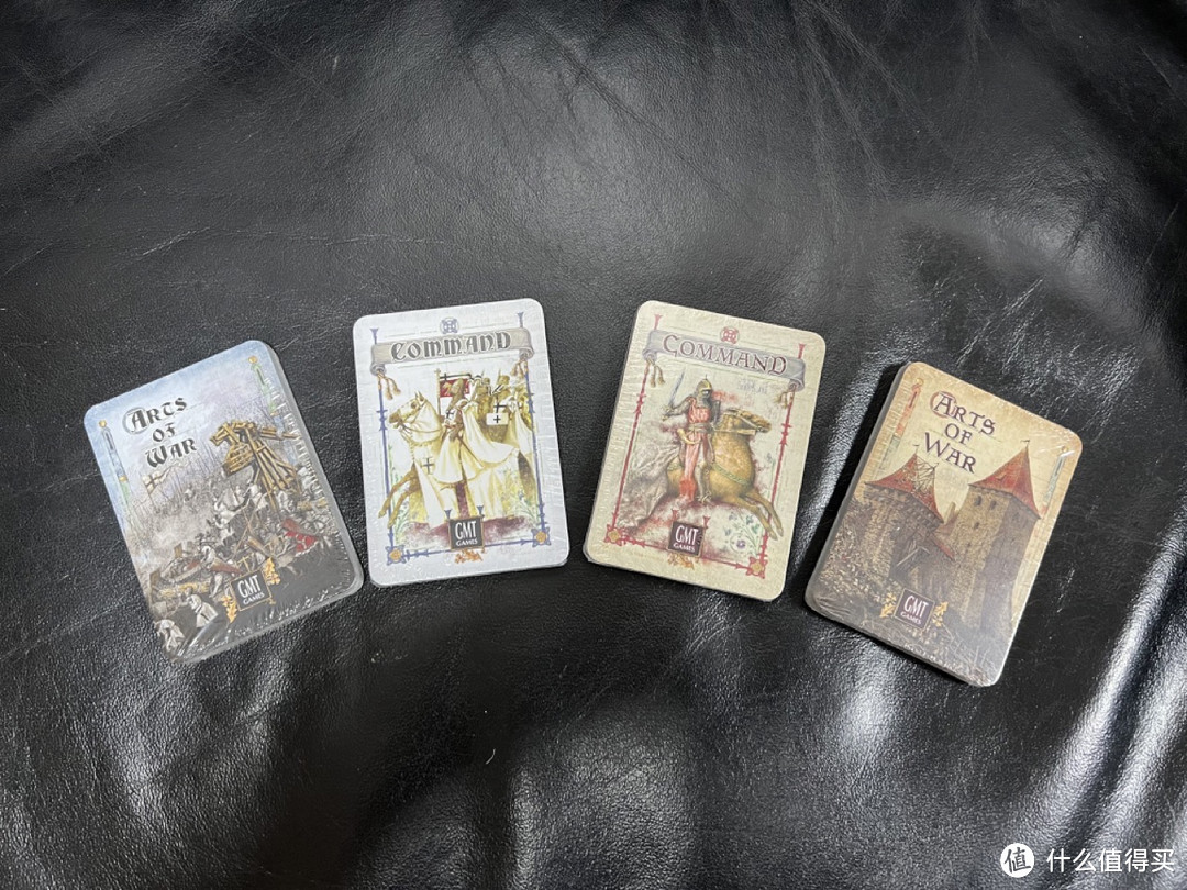 游戏有4刀卡牌，卡牌主画面使用各种贵族纹章，卡背也是精美异常