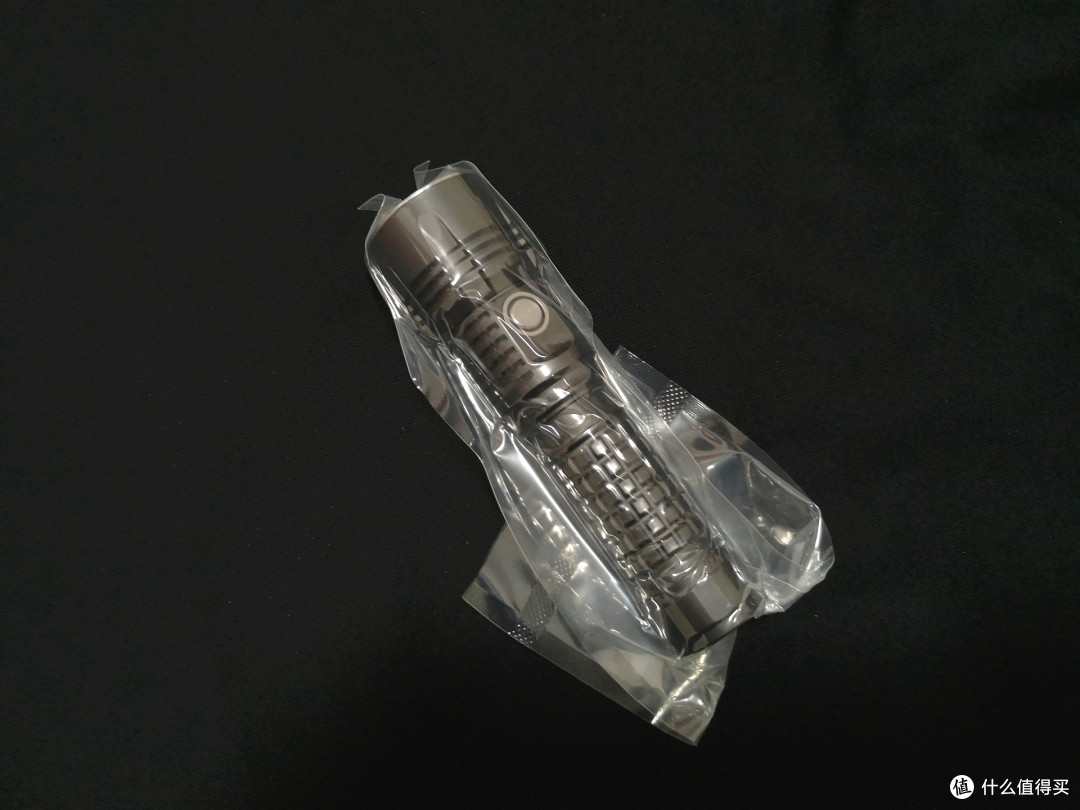 在路上X4手电,不一样的掌中迷你21700。